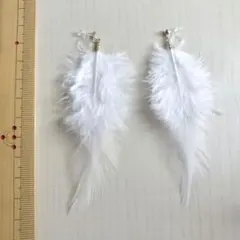 樹脂イヤリング　羽　白
