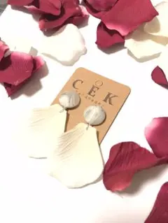 フワフワ揺れるアートフラワーピアスイヤリング✨アクリルビーズ白グレー×白薔薇