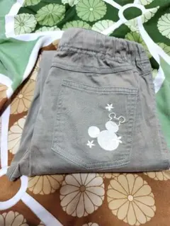 ミッキーマウス刺繍カーキ長ズボン