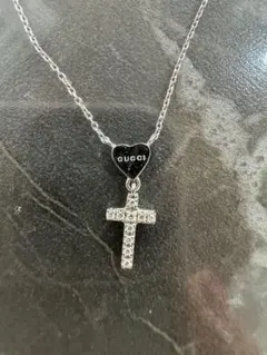GUCCI ハートチャーム付き十字架ネックレス　K18WG ダイヤモンド