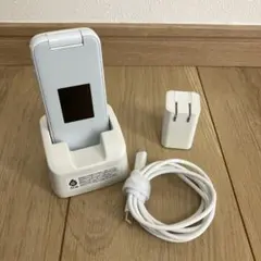 富士通 らくらくホン F-41F ホワイト docomo純正 充電器セットのサムネイル