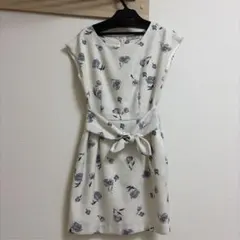 Noela 花柄ノースリーブひざ丈ワンピース
