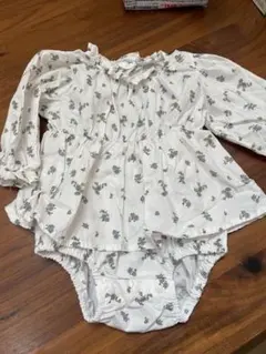 バースデイ CHERIER 花柄ロンパース ホワイト　ブラウス　70