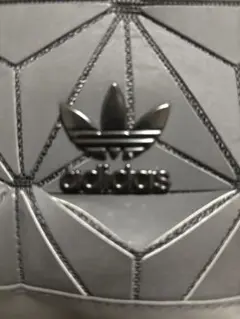 adidas 幾何学模様 ブラックリュック