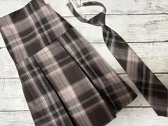 ブラウン系チェック プリーツスカート ネクタイ付き