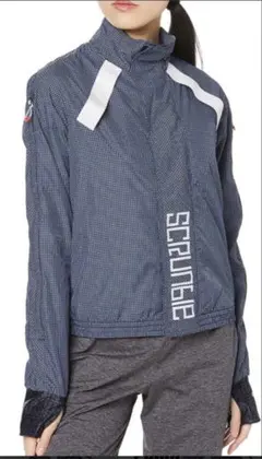 プーマ　ロゴが入ったナイロン素材のチックウインドブレーカー