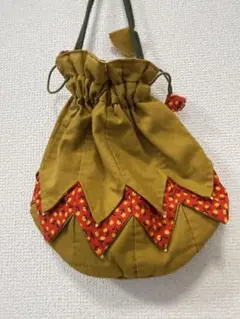 ハンドメイド　オリーブグリーンと赤の巾着袋