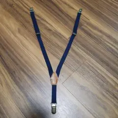 메탈 클립이 달린 네이비 멜빵
