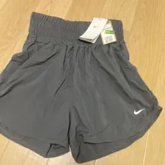【新品タグ付き】NIKE DRY FIT フィットネスショートパンツ　Sサイズのサムネイル
