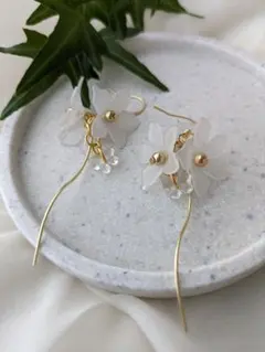 Ｎｏ．6✧*。新生活応援✧*。ハンドメイドピアス〜ゆらゆら揺れるお花と蝶々♡〜