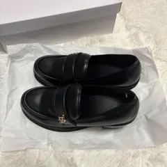 ブラックローファー ヒール付き ゴールドロゴ