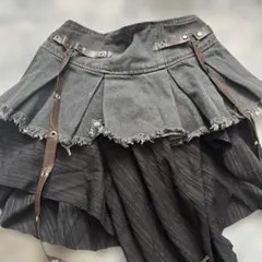 フリル付きグレーのミニスカート