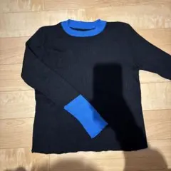 黒と青のリブ編み長袖ニット
