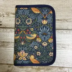 ウィリアムモリス　いちご泥棒　ハンドメイド　お薬手帳ケース
