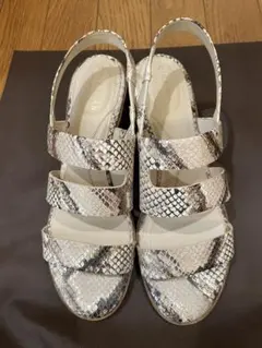 COLE HAAN パイソン柄 サンダルのサムネイル