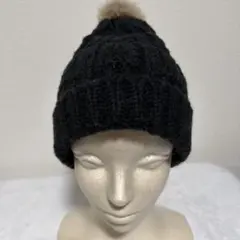 黒いリブ編みビーニー帽子 ポンポン付き