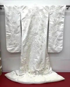 白無垢　鶴に光悦垣文様と四季の花　刺繍 白無垢 鶴に光悦垣文様と四季の花 刺繍 - メルカリ