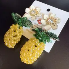 新品未使用 ① パイナップルと花のピアス