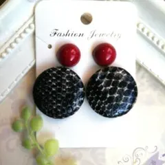 スネークスキン風ピアス/イヤリング 黒と赤(ハンドメイド)