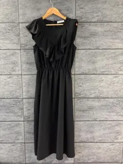 結婚式　お呼ばれドレス黒 フリル ワンピース