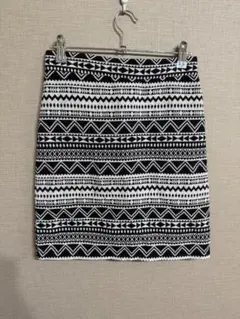 ［美品］幾何学模様 タイトスカート 黒と白　 丈約46㎝