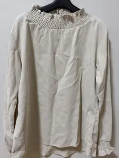 フリルネッククリーム色ブラウス