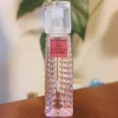 GIVENCHY リヴ イレジスティブル オードトワレ 3mL サンプルのサムネイル
