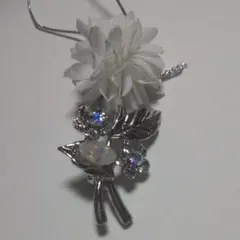 花のブローチ