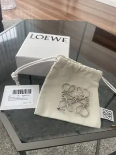 LOEWE アナグラム ブローチ シルバー色のサムネイル