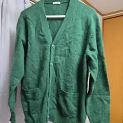 緑色ボタン付きカーディガン