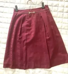 お値下げ中☆膝丈RU 深みのある赤 タックフレアスカート 金具付き w61