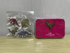 COACH 恐竜 ティラノサウルス 缶ケース ステッカー　メモ帳　キーホルダーのサムネイル