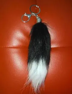 新品 ファー しっぽ キーホルダー ブラック ホワイト ふわふわ