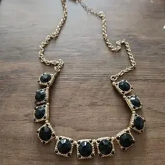 ビジュー付き黒ネックレスと金色ネックレス