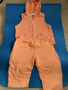 オレンジ フード付きベストとパンツセット