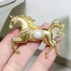 ブローチ　金馬　パール飾り　ゴールドカラー　豪華　ゴージャス　華麗　エレガント