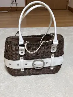 ブラウンとホワイトのハンドバッグ