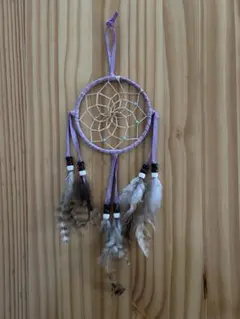 ピンクっぽい紫色のドリームキャッチャー
