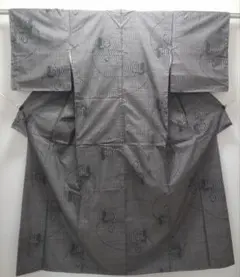 正絹　本場大島紬７マルキ　花唐草織り出し　着物（211）