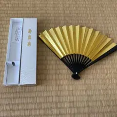 金色と銀色の扇子、専用ケース付き