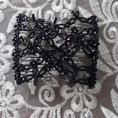 ビーズ装飾の黒いヘアピン