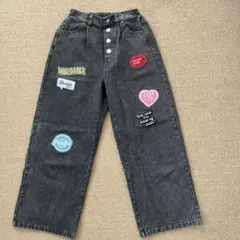 刺繍パッチ付きダークグレーのデニムパンツ