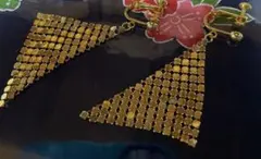 金色の三角形ドロップイヤリング