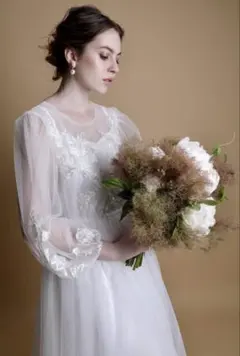 エレガントなホワイトウェディングドレス