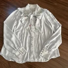 シークレットハニー　いちごクロスステッチ刺繍ブラウス　パウダーブルー