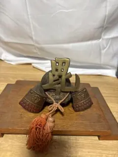 兜 置物 ミニ兜 武将兜風 オブジェ 木製台座付き インテリア