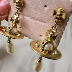 美品【Vivienne Westwood】パールドロップピアス／ゴールドのサムネイル