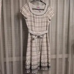 MITSUMINE チェック柄刺繍 半袖ワンピース ウエスト切り替えリボン付きMのサムネイル