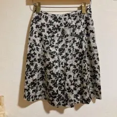 COMME CA ISM ひざ丈フレアスカート グレー/黒花柄　Mサイズ