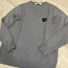 PLAY グレー ニットセーター ハート刺繍